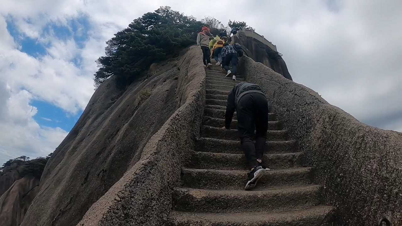 爬黄山穿什么衣服合适 爬黄山穿什么衣服合适男生