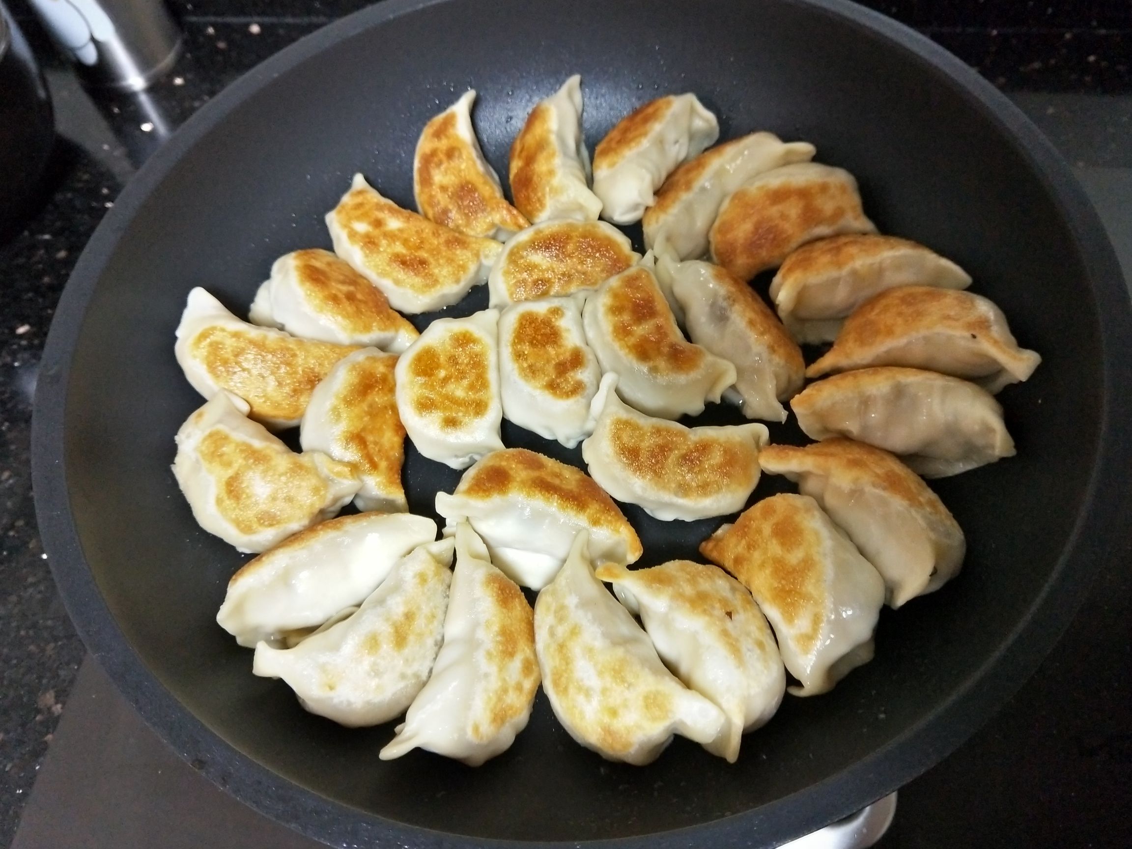 生饺子可以直接煎嘛 饺子直接煎可以煎熟吗?