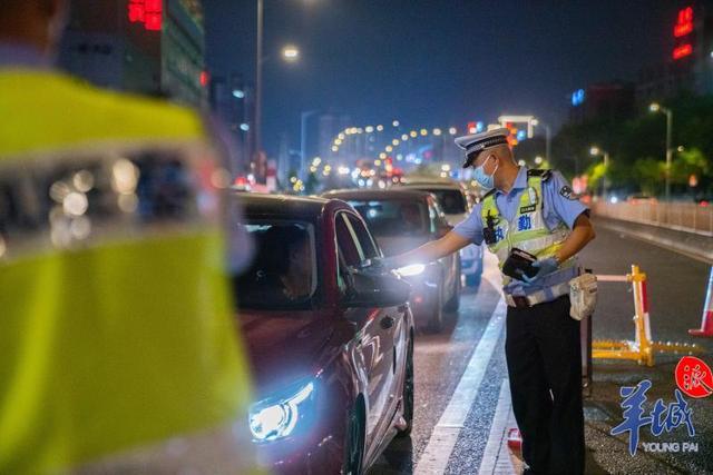 警察查酒驾的图片 交警检查酒驾的照片