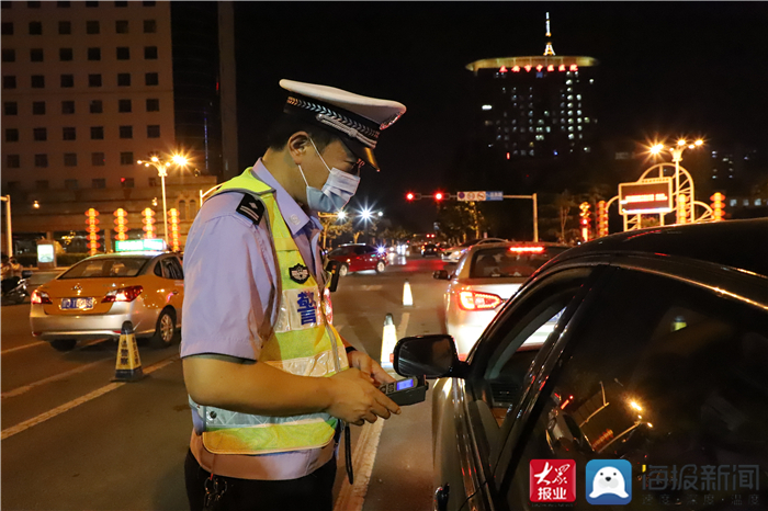 警察查酒驾的图片 交警检查酒驾的照片