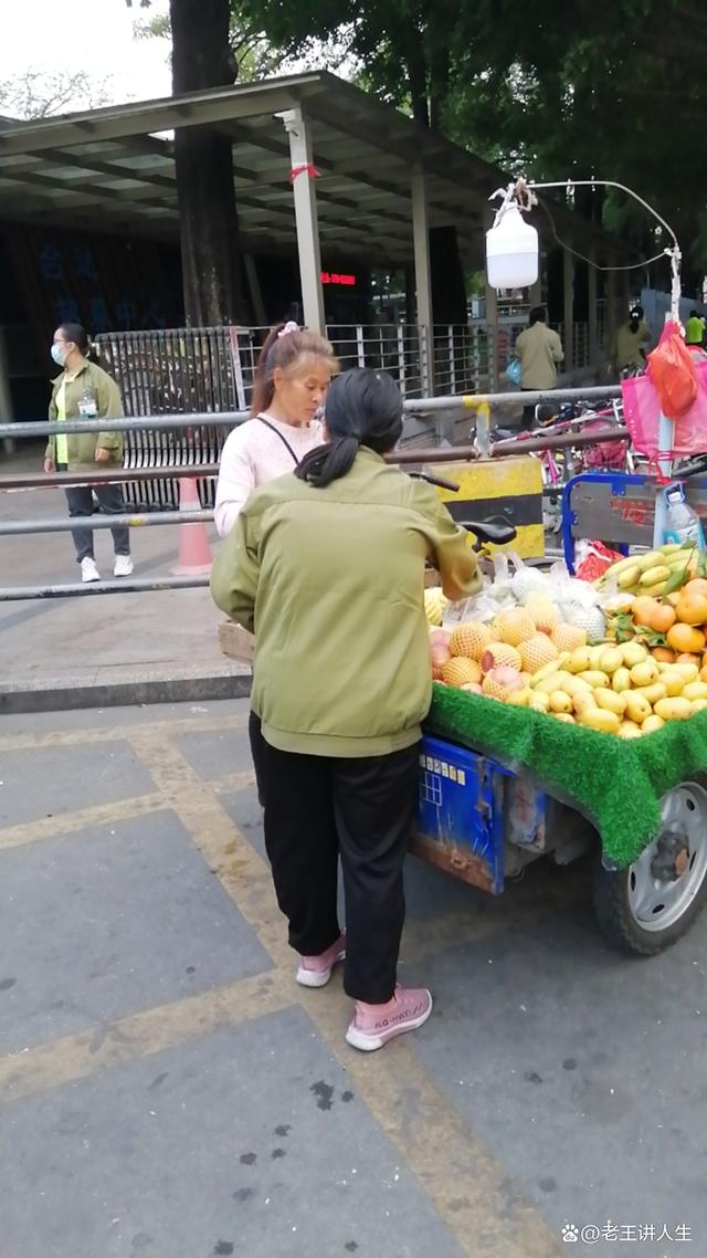 大妈在厂里摆摊卖什么好 大妈摆摊被工商欺负的电视剧