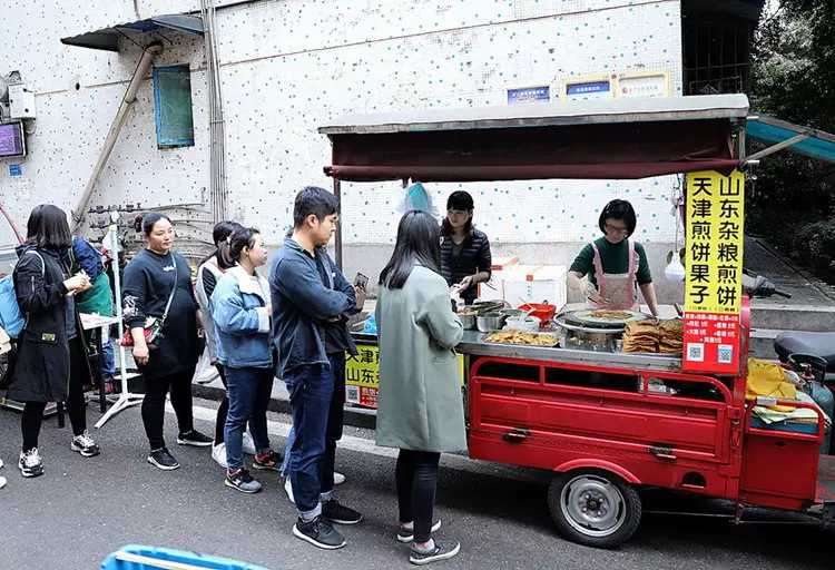 学校边摆摊卖什么好 学校旁边摆摊卖什么小吃好